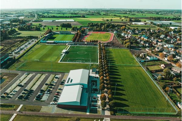 Aménagement parc sportif Wereldakker avec terrains de football en gazon naturel et synthétique et piste d'athlétisme - Sportinfrabouw NV
